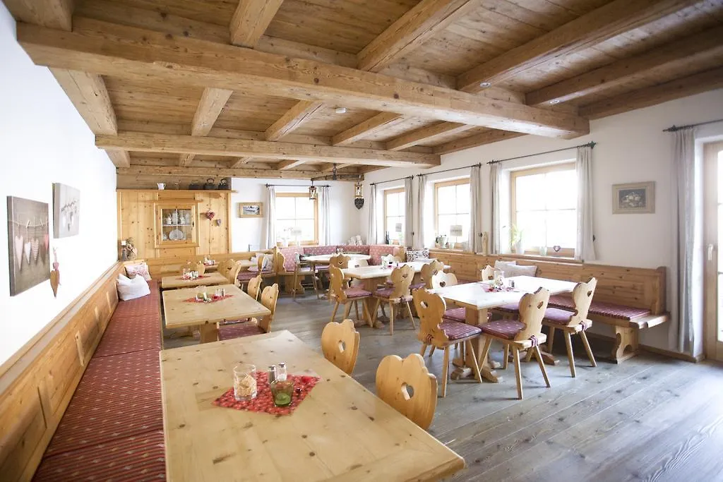 Beim Nuihausa Reit im Winkl Hotel